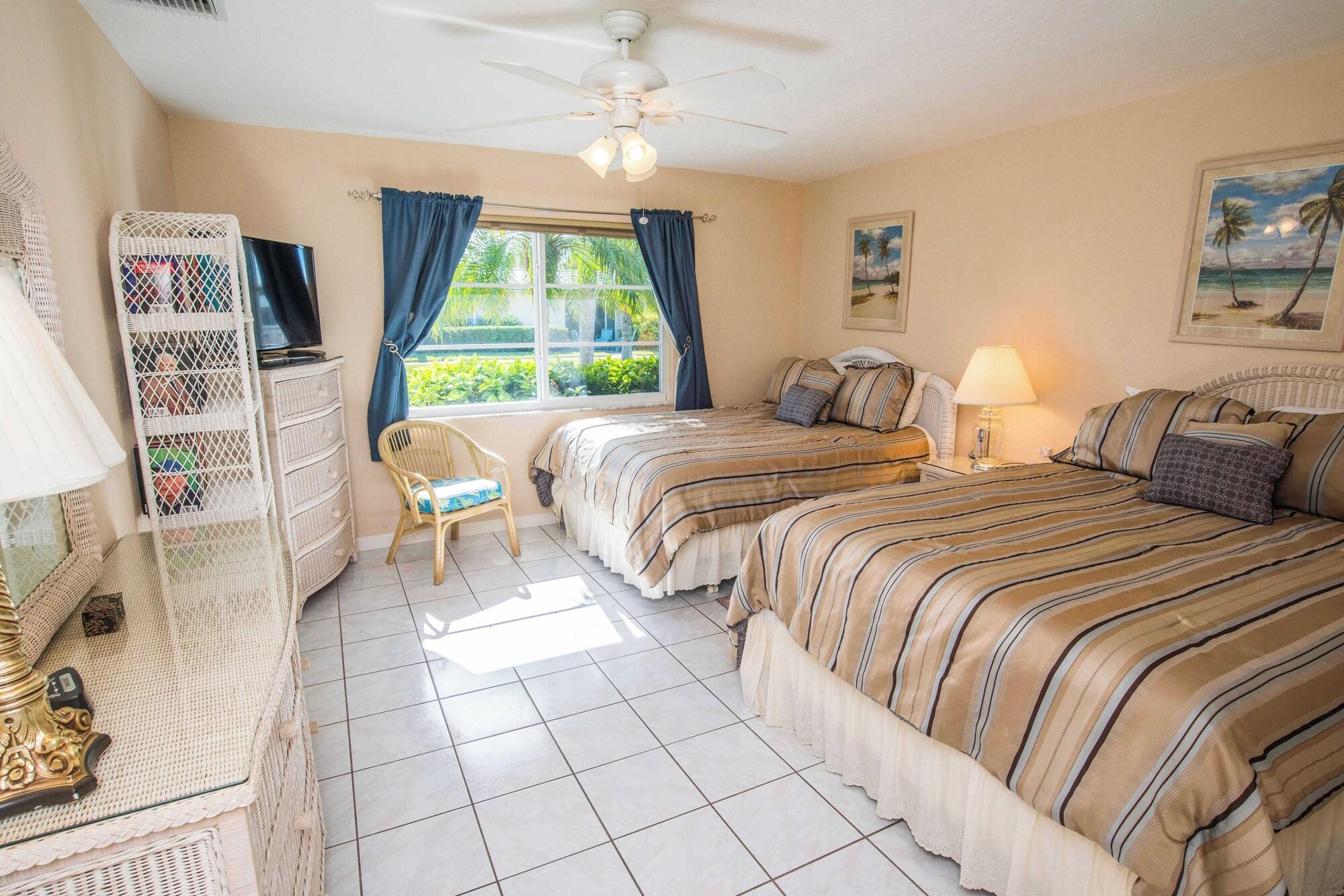 Jamaica Royale #40 3 Heated Pools on the Beach — 4-Star Luxury Hotel in Siesta Key, United States