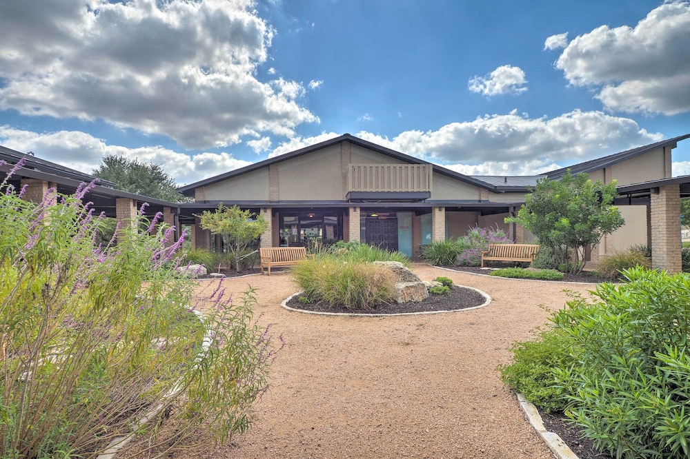 Modern Lake Travis Haven with Resort Amenities - photo 11