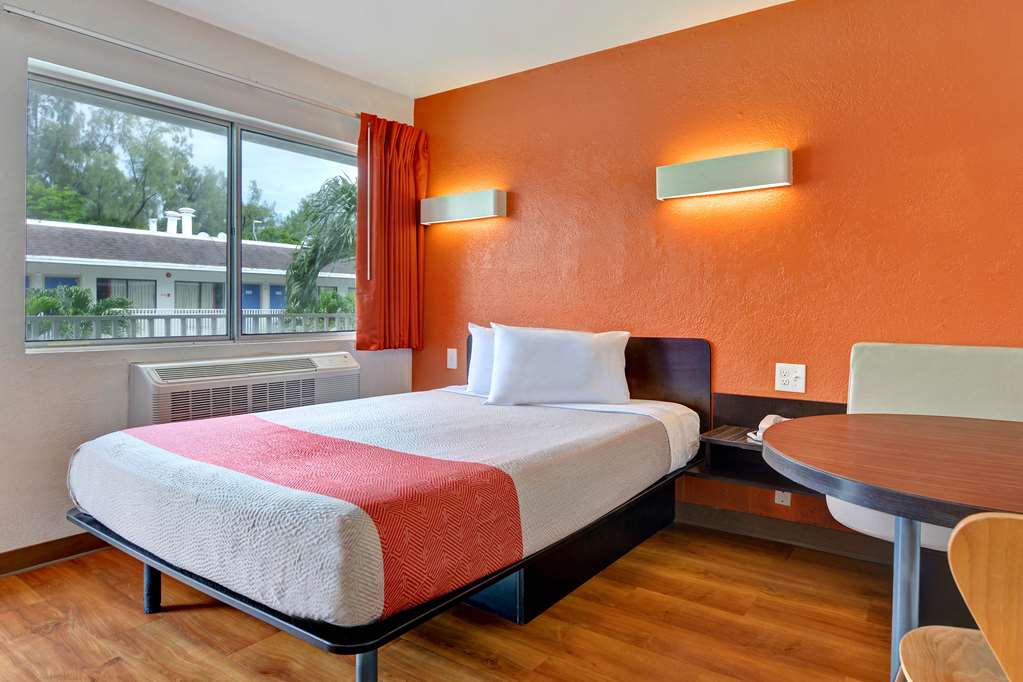 Motel 6 Dania Beach - photo 12