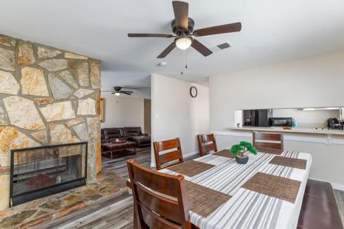 Modern 4BR Home Central Las Vegas Location