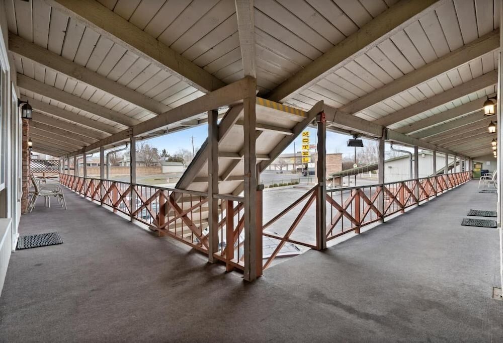 Silver Spur Motel - photo 12