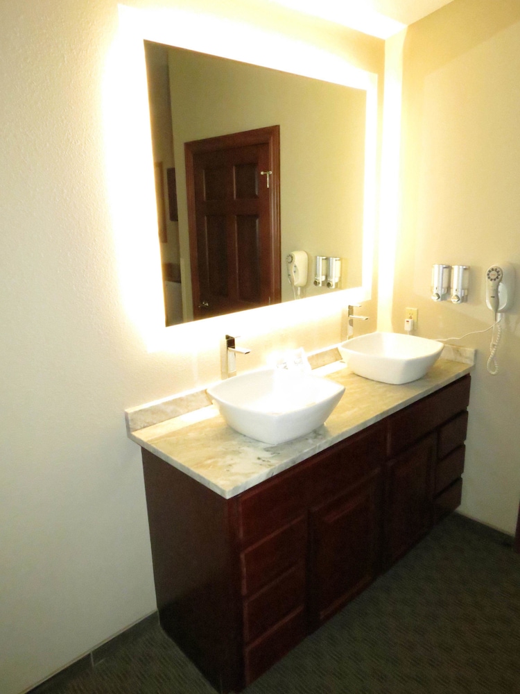 Edgewater Hotel - photo 21