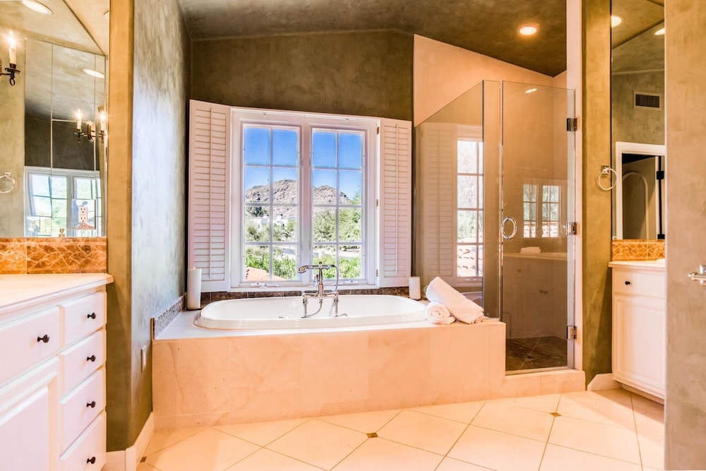 Catalina by AvantStay Private Grand Estate Backyard & Pool - photo 7
