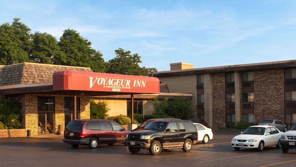 Voyageur Inn and Conference Center — hotel in Reedsburg