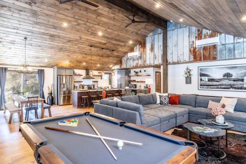 New Rustic Luxe Cabin Billiards Spa Near GSMNP — 4-Star Luxury Hotel in Townsend, United States