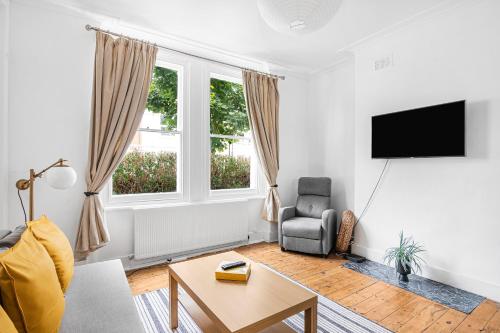 Urban Haven 2 Bedroom Apt SW17 London Sleep 5 — 4-Star Luxury Hotel in London, United Kingdom