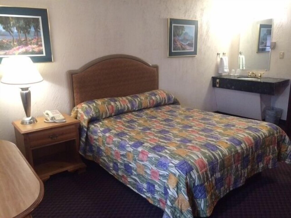Pink Fountain Motor Inn - photo 9