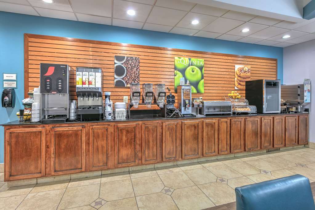 La Quinta Inn & Suites by Wyndham Tulsa Airpt Expo Square - photo 18