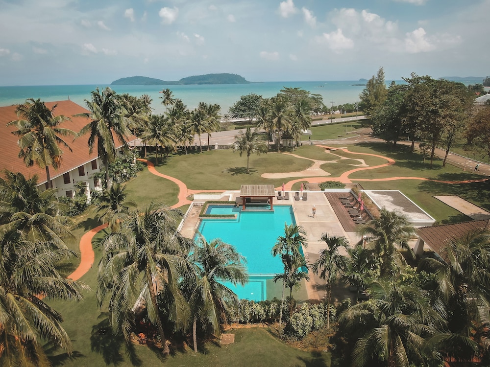 Novotel Chumphon Beach Resort & Golf — 4-Star Luxury Hotel in Chumphon, Thailand