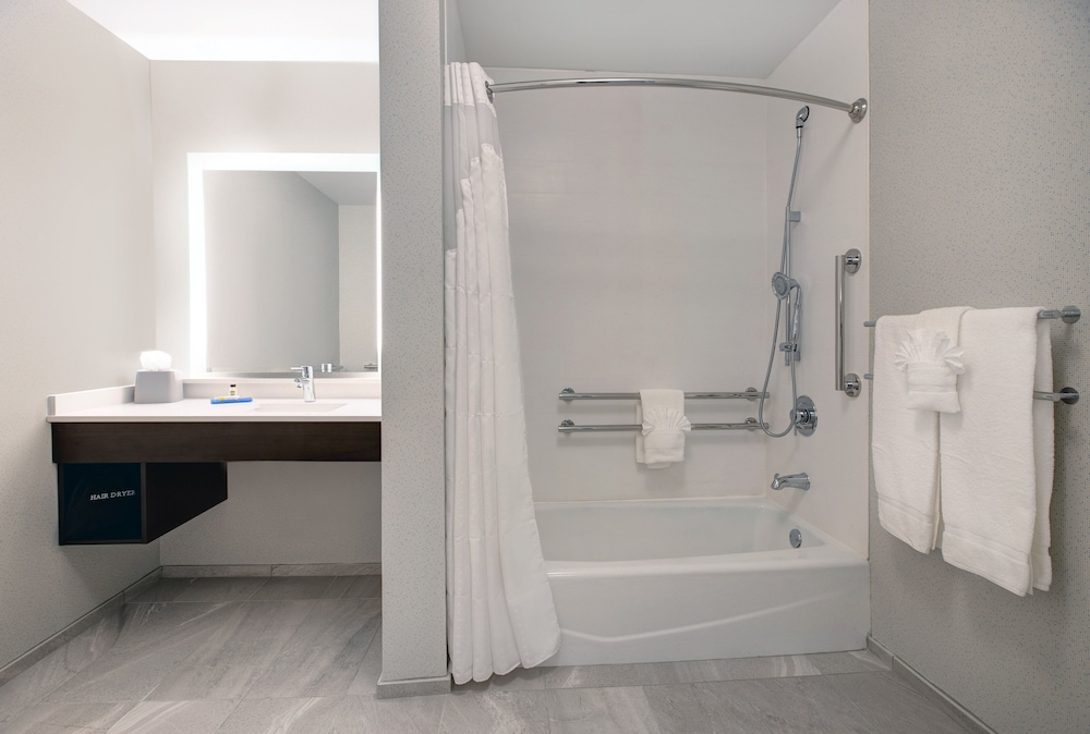 Holiday Inn Express & Suites Milwaukee Brookfield by IHG - photo 22