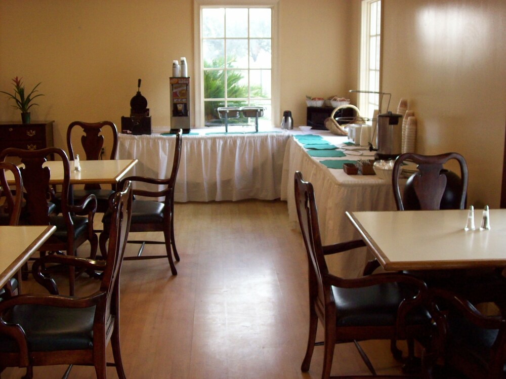 Richmond Suites Hotel - photo 32