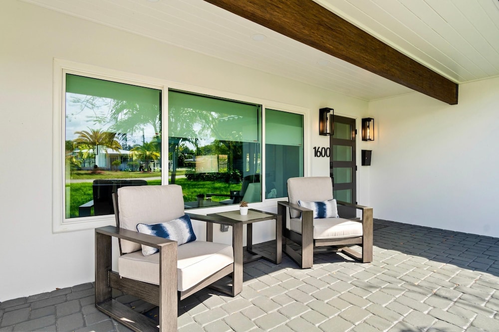 Stunning Poolside Luxury Retreat - photo 20