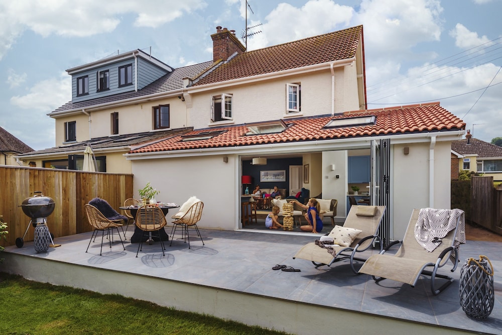 Littlefields With hot tub garden private parking and short walk to beach — 4-Star Luxury Hotel in Seaton, United Kingdom