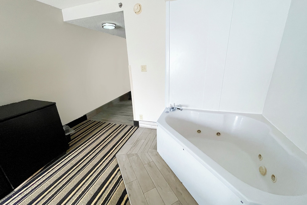 La Quinta Inn & Suites by Wyndham Jackson North - photo 36