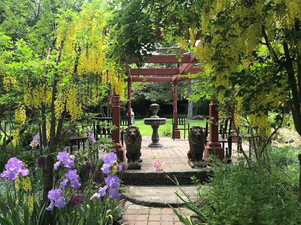 Arden Forest Inn in Ashland, United States