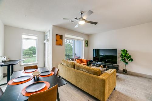 Downtown Apartment with Riverwalk views Free Parking Pet Friendly Centrally Located on the Riverwalk — 4-Star Luxury Hotel in San Antonio, United States