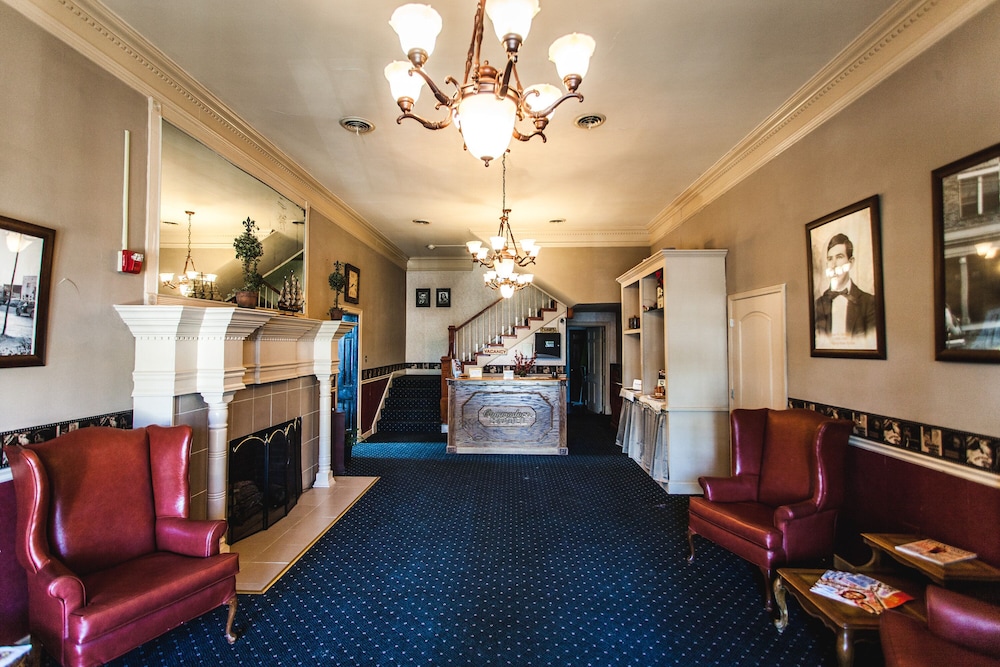 Commodore Hotel & Café - photo 3