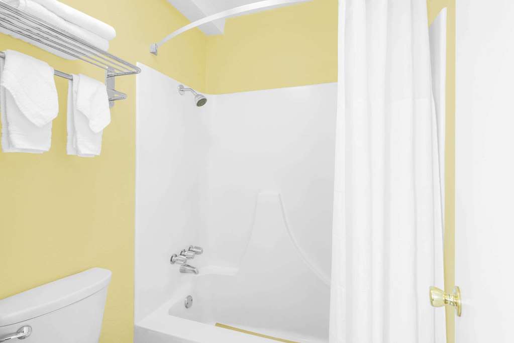 Super 8 by Wyndham Kerrville TX - photo 9