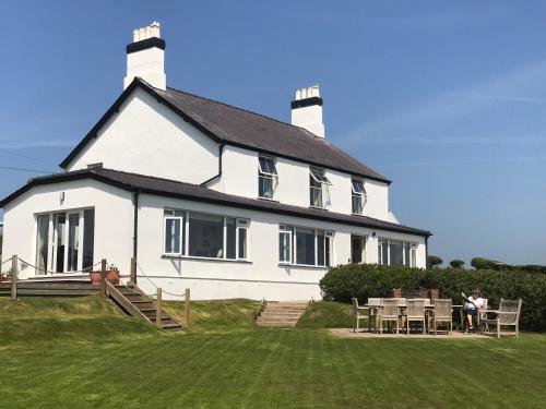 Spacious seaside family house in Aberdaron with large garden and stunning sea views — 4-Star Luxury Hotel in Pwllheli, United Kingdom