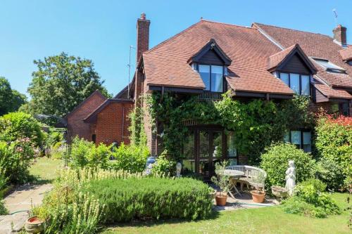 A Magical Retreat Truly Unique — 4-Star Luxury Hotel in New Alresford, United Kingdom