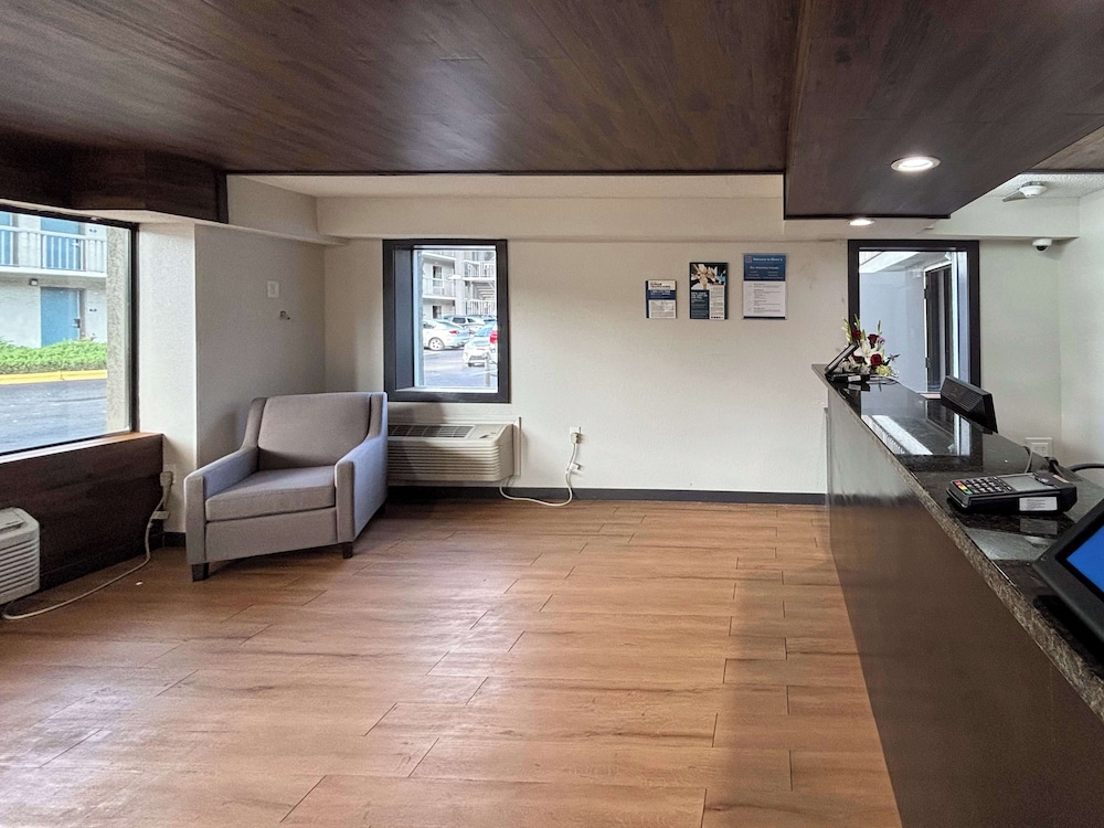 Sunset Inn Northlake - photo 3
