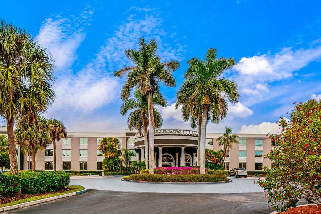 La Quinta Inn & Suites by Wyndham Naples Downtown - featured photo