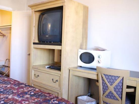 Bayview Inn and Suites - photo 16