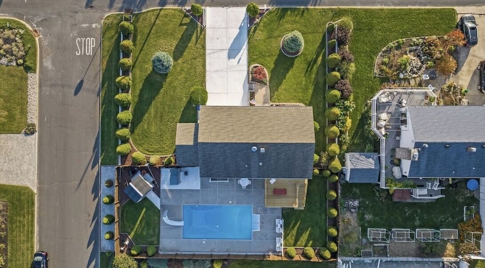 4BR Open Concept Sunset View Pool & Near Ocean in Neptune City, United States