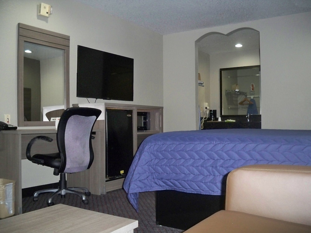 Scottish Inn & Suites - photo 24