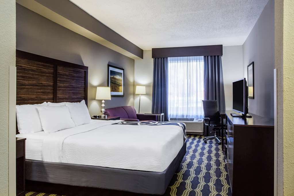 La Quinta Inn & Suites by Wyndham Lynchburg at Liberty Univ. - photo 35