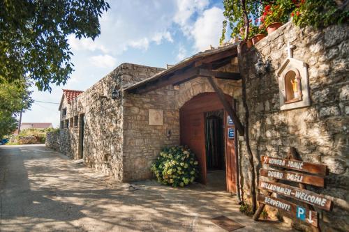 Apartments & Rooms Konoba Tomić — 4-Star Luxury Hotel in Pucisca, Croatia