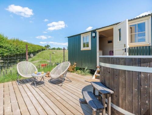 Hot Tub Retreat Otium Wine Estate — 4-Star Luxury Hotel in Liphook, United Kingdom