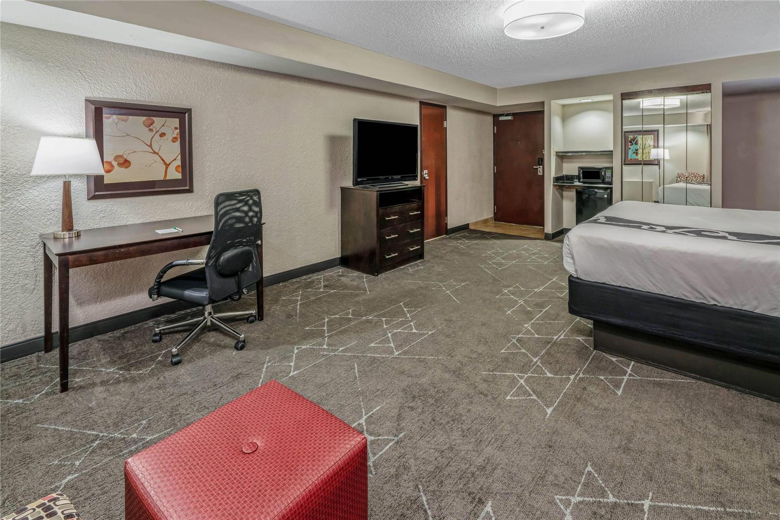 La Quinta Inn & Suites by Wyndham Dallas I 35 Walnut Hill Ln - photo 26
