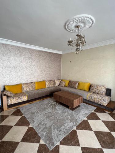 Appartement spacieux avec terrasse à 10 minutes du centre — 4-Star Luxury Hotel in Tangier, Morocco