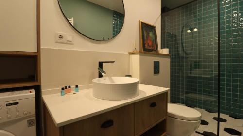 Super Stylish 1BR Apartment Near Fabrica