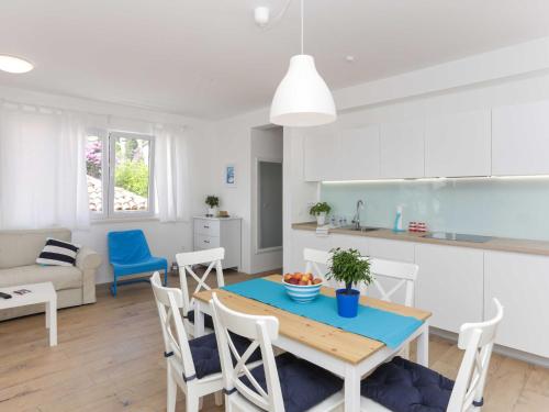 Apartments Villa Karmen Two Bedroom Apartment with Balcony and Sea View Lu i