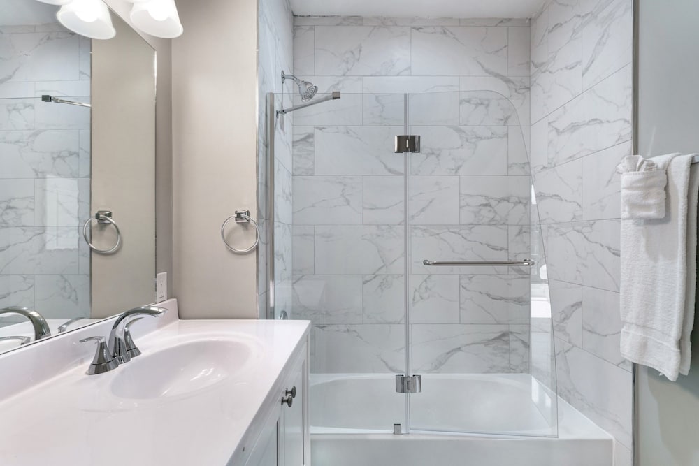 Global Luxury Suites on Prospect Street - photo 36
