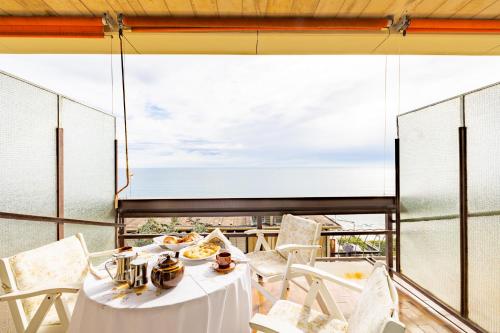 Mina House Appartamento Fronte Mare con Ampia Terrazza e Garage — 4-Star Luxury Hotel in San Remo, Italy