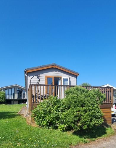 42 Pine Lodge & Sea Views — 4-Star Luxury Hotel in Pwllheli, United Kingdom
