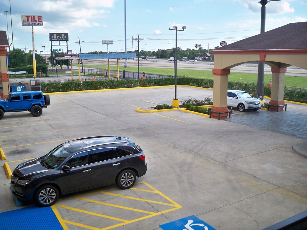 Scottish Inn & Suites - photo 64