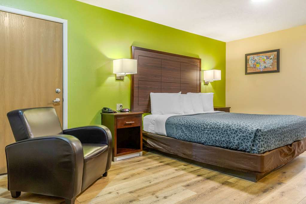 Econo Lodge West Coors Blvd - photo 5