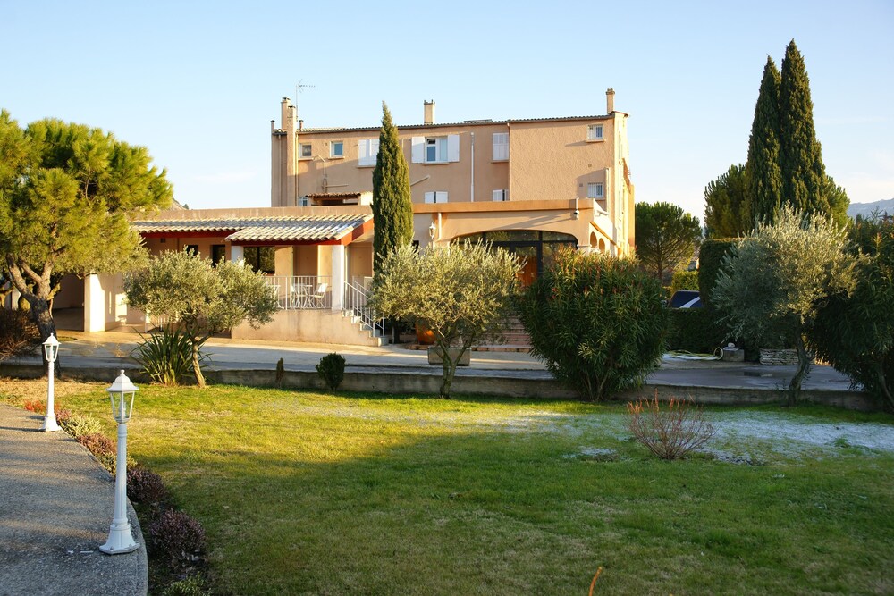 Hôtel Restaurant L’Etape in Bouc-Bel-Air, France