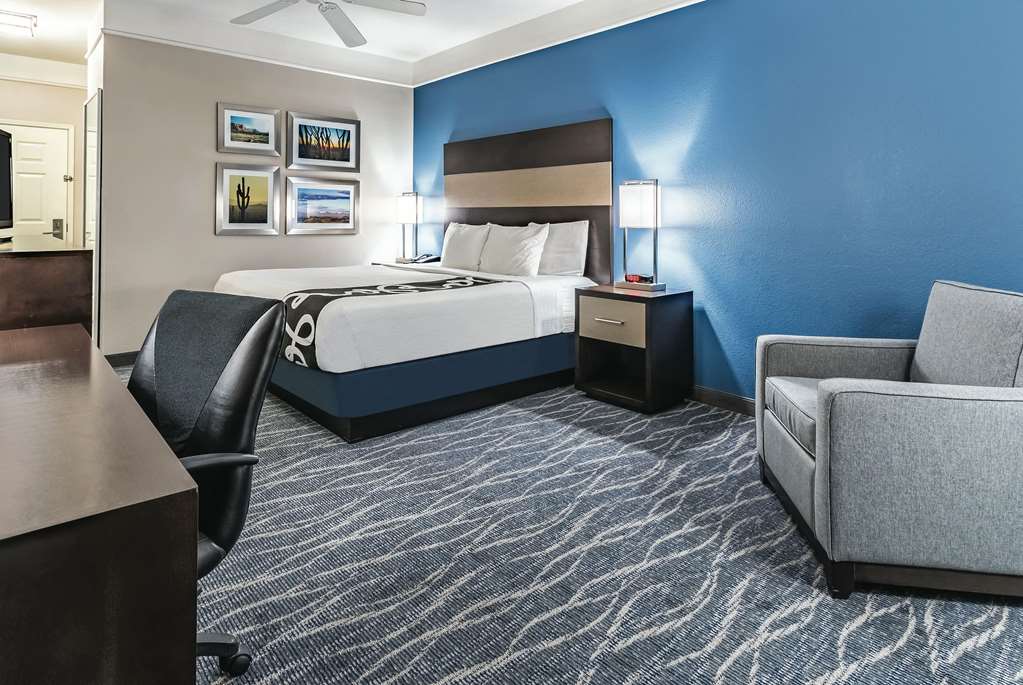 La Quinta Inn & Suites by Wyndham Phoenix I 10 West - photo 15