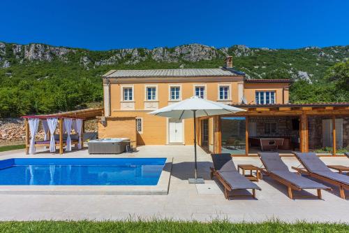 Atemberaubende Villa mit Whirlpool Meerblick Billard Ping Pong Privatpool Grill — 4-Star Luxury Hotel in Bribir, Croatia
