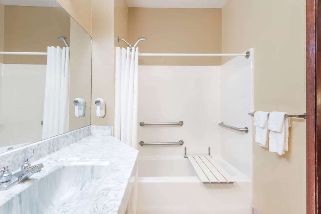 Super 8 by Wyndham Weslaco - photo 9