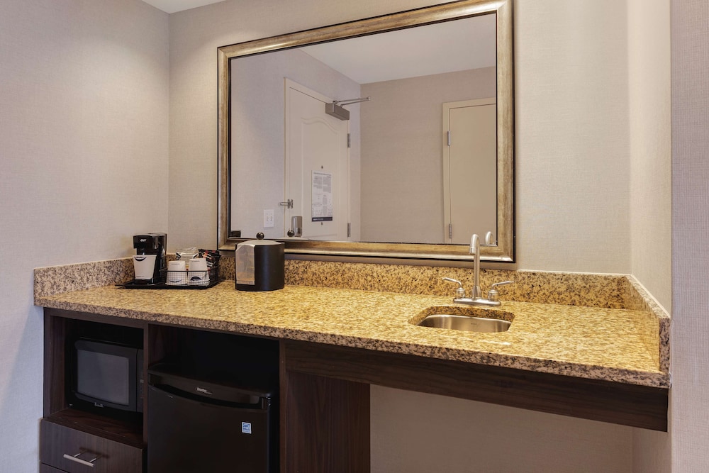 Hampton Inn & Suites San Luis Obispo - photo 9