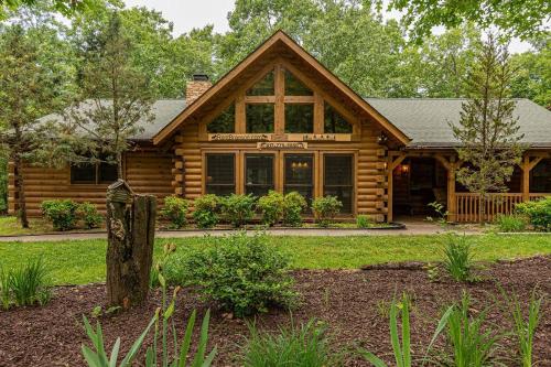 Deer Tracks with HotTub GameTable — hotel near Branson Airport
