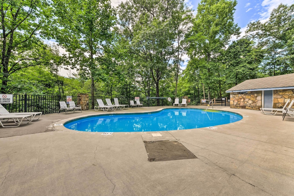 Cobbly Nob Resort Cabin: Hot Tub Pool & Views - photo 19