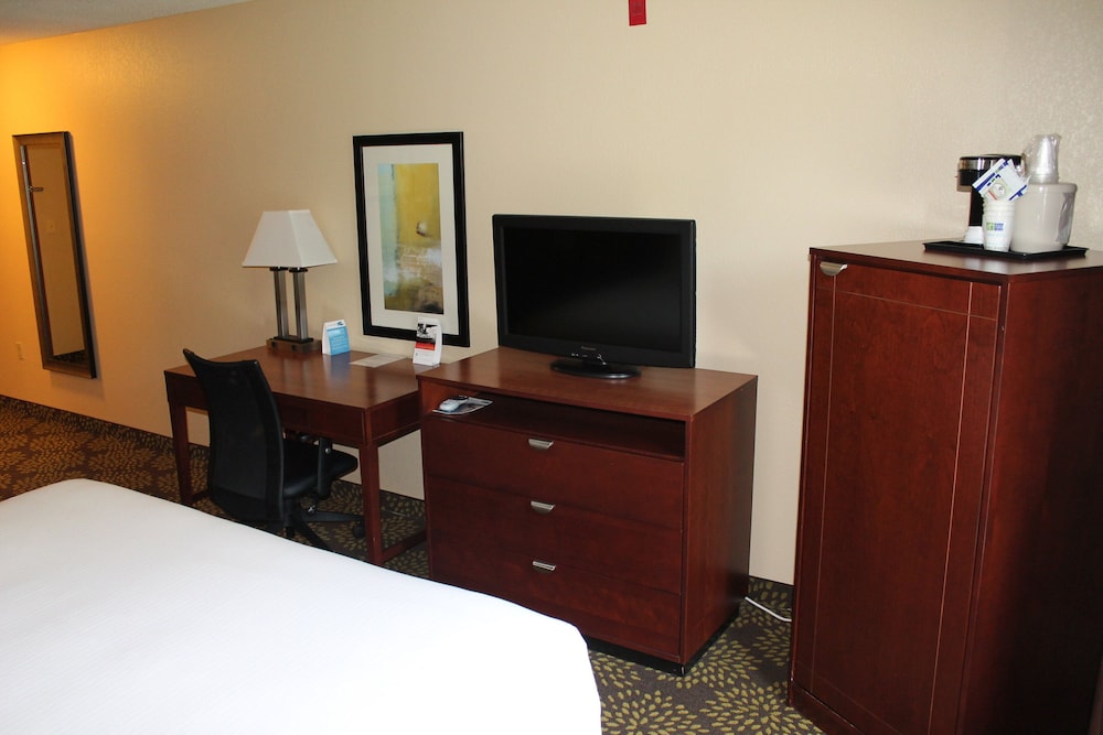 Holiday Inn Express & Suites Starkville by IHG - photo 25