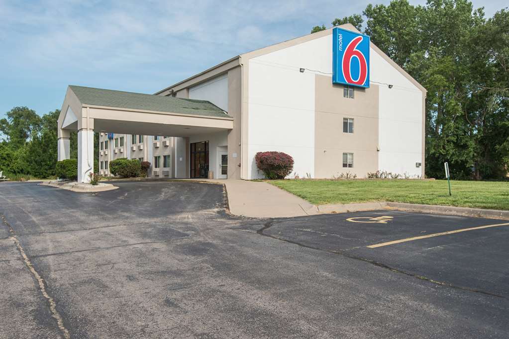 Motel 6 Lawrence KS - photo 4